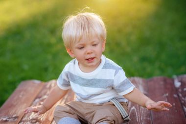 Sarışın saç sevimli çocukla