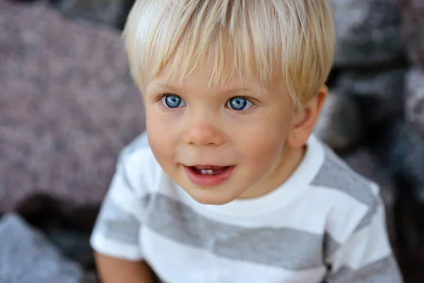 Roztomilý chlapec s blond vlasy — Stock fotografie
