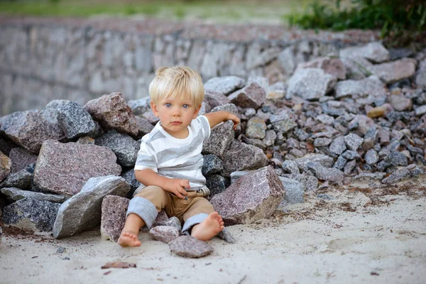 Sarışın saç sevimli çocukla