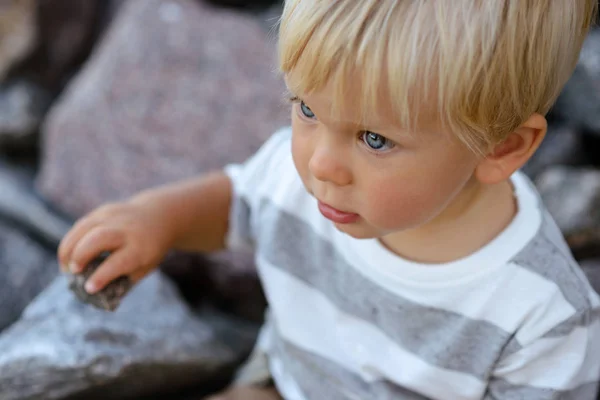 Schattige jongen met blond haar — Stockfoto