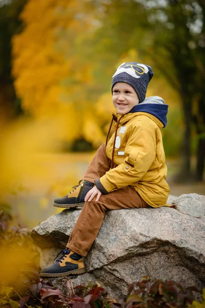 Ładny mały chłopiec dziecko na jesienny dzień — Zdjęcie stockowe