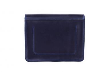 Beyaz arka planda deri çanta.