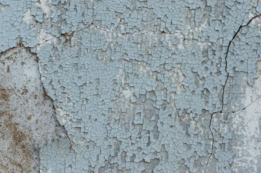 Çizik ve çatlaklarla dolu bir duvar parçası.