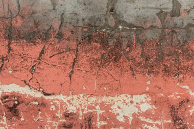 Çizik ve çatlaklarla dolu bir duvar parçası.