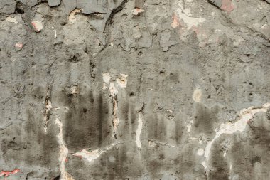 Çizik ve çatlaklarla dolu bir duvar parçası.