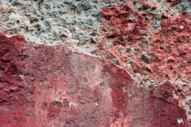 Çizik ve çatlaklarla dolu bir duvar parçası.