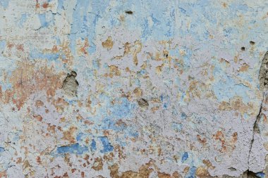 Çizik ve çatlaklarla dolu bir duvar parçası.