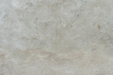 Çizik ve çatlaklarla dolu bir duvar parçası.