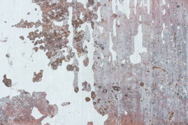 Çizik ve çatlaklarla dolu bir duvar parçası.