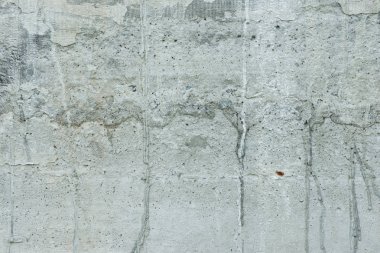 Çizik ve çatlaklarla dolu bir duvar parçası.