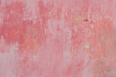 Çizik ve çatlaklarla dolu bir duvar parçası.