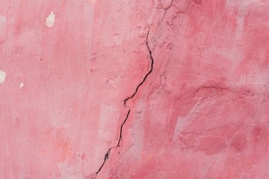 Çizik ve çatlaklarla dolu bir duvar parçası.