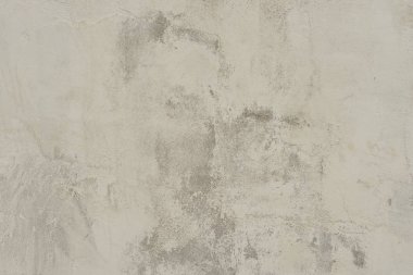 Çizik ve çatlaklarla dolu bir duvar parçası.