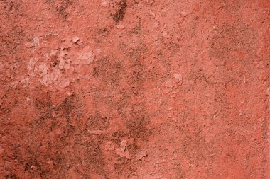 Çizik ve çatlaklarla dolu bir duvar parçası.