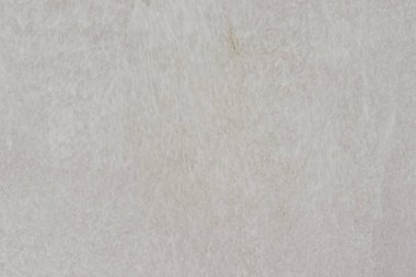 Çizik ve çatlaklarla dolu bir duvar parçası.