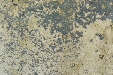 Çizik ve çatlaklarla dolu bir duvar parçası.