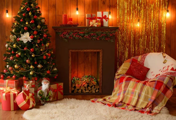 Noel dekorasyonu ve köknar ağacı