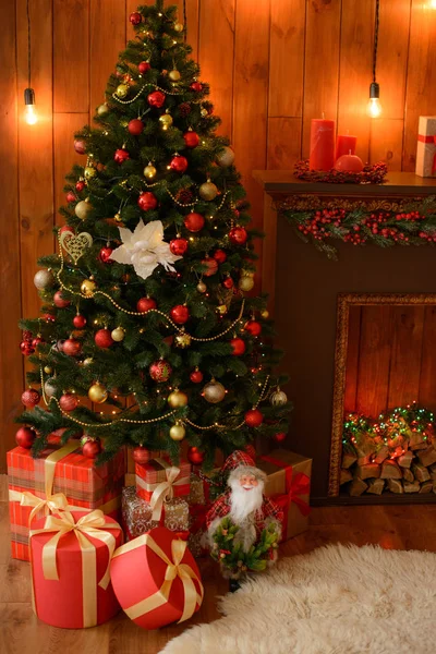 クリスマスの装飾とモミの木 — ストック写真
