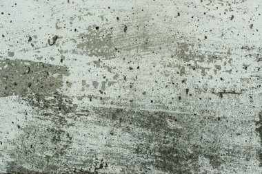 Çizik ve çatlaklarla dolu bir duvar parçası.