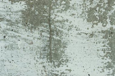 Çizik ve çatlaklarla dolu bir duvar parçası.