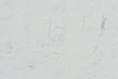 Çizik ve çatlaklarla dolu bir duvar parçası.