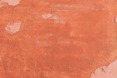 Çizik ve çatlaklarla dolu bir duvar parçası.