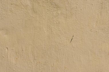 Çizik ve çatlaklarla dolu bir duvar parçası.