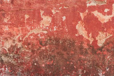 Çizik ve çatlaklarla dolu bir duvar parçası.