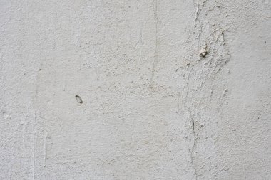 Çizik ve çatlaklarla dolu bir duvar parçası.