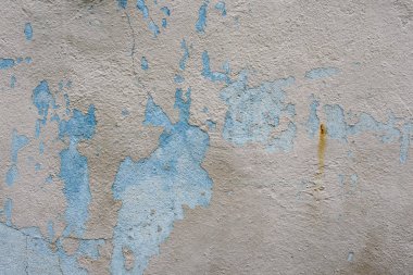 Çizik ve çatlaklarla dolu bir duvar parçası.