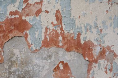 Çizik ve çatlaklarla dolu bir duvar parçası.