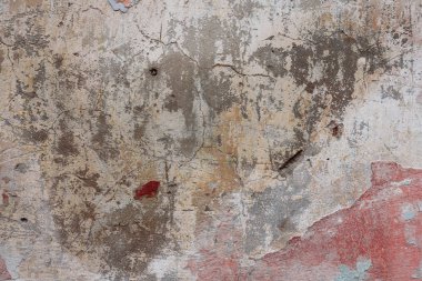 Çizik ve çatlaklarla dolu bir duvar parçası.