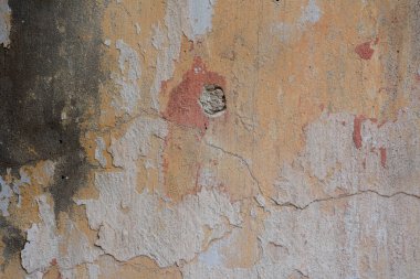 Çizik ve çatlaklarla dolu bir duvar parçası.