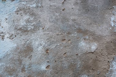 Çizik ve çatlaklarla dolu bir duvar parçası.