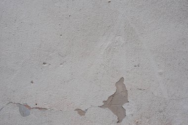 Çizik ve çatlaklarla dolu bir duvar parçası.