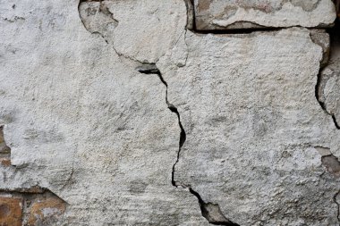 Çizik ve çatlaklarla dolu bir duvar parçası.