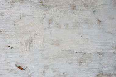 Çizik ve çatlaklarla dolu bir duvar parçası.