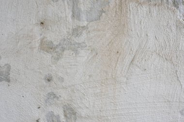 Çizik ve çatlaklarla dolu bir duvar parçası.