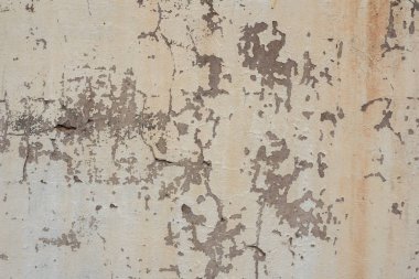 Çizik ve çatlaklarla dolu bir duvar parçası.