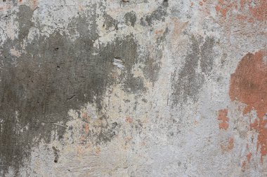 Çizik ve çatlaklarla dolu bir duvar parçası.
