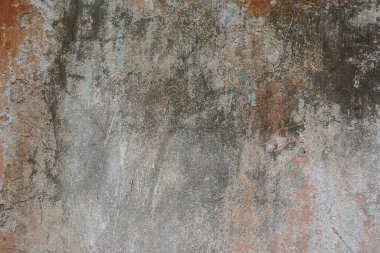 Çizik ve çatlaklarla dolu bir duvar parçası.