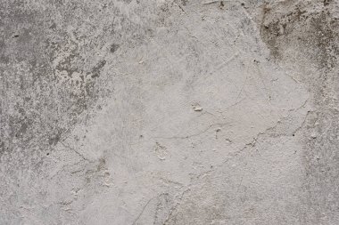 Çizik ve çatlaklarla dolu bir duvar parçası.