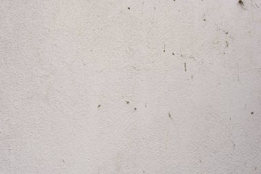 Çizik ve çatlaklarla dolu bir duvar parçası.