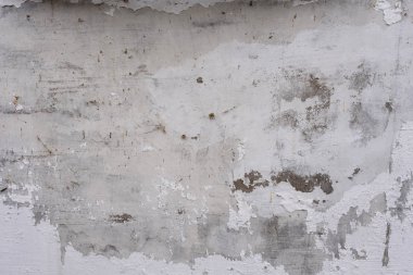 Çizik ve çatlaklarla dolu bir duvar parçası.