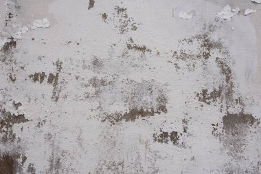 Çizik ve çatlaklarla dolu bir duvar parçası.