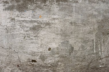 Çizik ve çatlaklarla dolu bir duvar parçası.