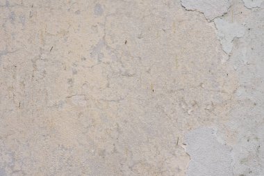 Çizik ve çatlaklarla dolu bir duvar parçası.