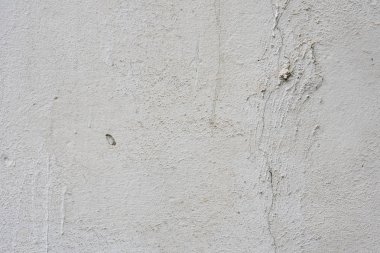 Çizik ve çatlaklarla dolu bir duvar parçası.