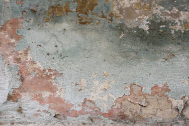 Çizik ve çatlaklarla dolu bir duvar parçası.