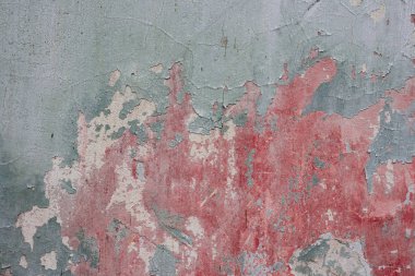 Çizik ve çatlaklarla dolu bir duvar parçası.